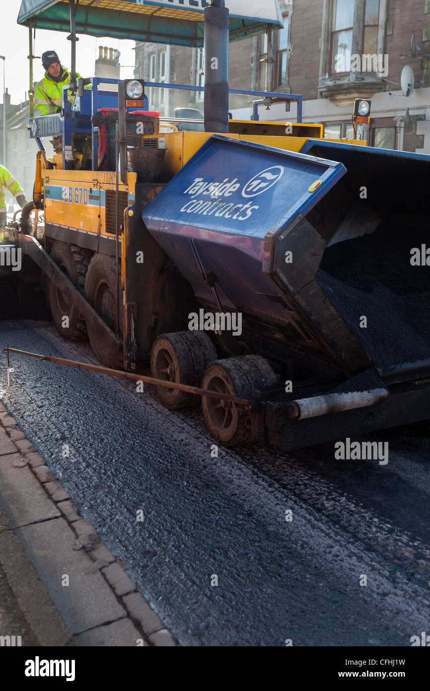 Asphalte tarmac ont été portées pour refaire une route après la détérioration des routes. L'Ecosse Montrose UK Banque D'Images