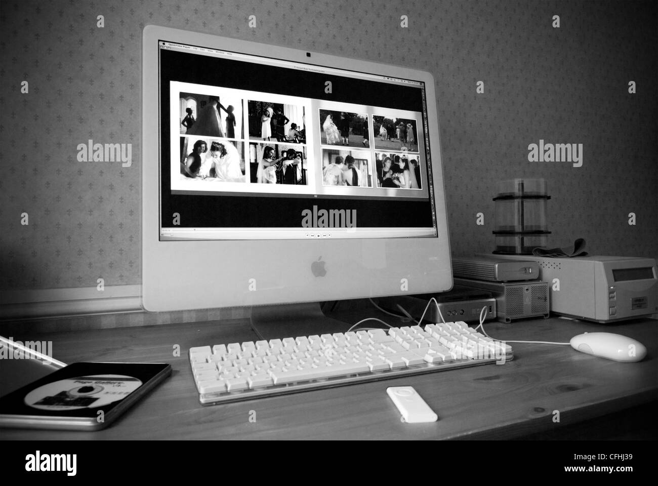 Ordinateur Apple iMac 24" avec grand écran dans un environnement de bureau d'accueil Mai 2007 version monochrome à contraste élevé Banque D'Images