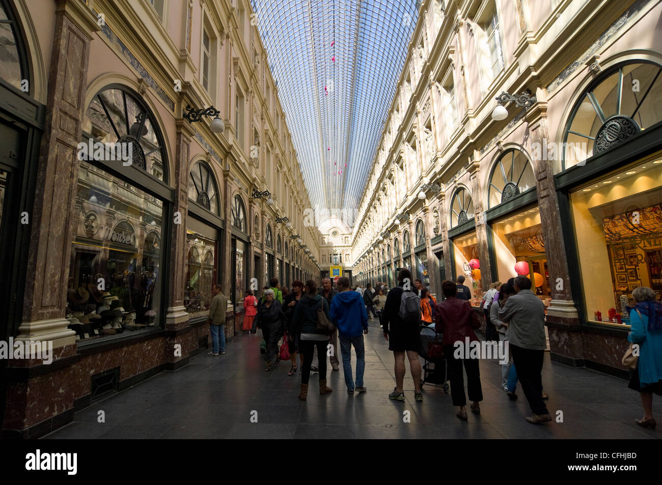Vue horizontale le long de Galerie de la Reine, une partie des Galeries Royales Saint-Hubert, une galerie marchande couverte à Bruxelles, Belgique Banque D'Images