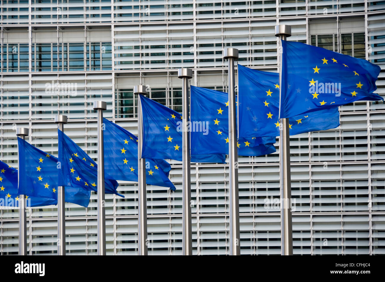 Close up horizontale de l'Union européenne distinctive à fullmast drapeaux battant à l'extérieur de l'immeuble Berlaymont, dans le centre de Bruxelles, Belgique Banque D'Images