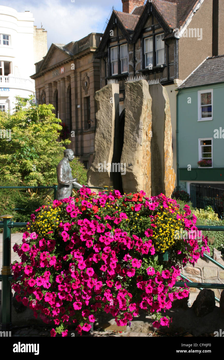 Statue d'Elgar avec fleurs Malvern Worcestershire England UK Banque D'Images