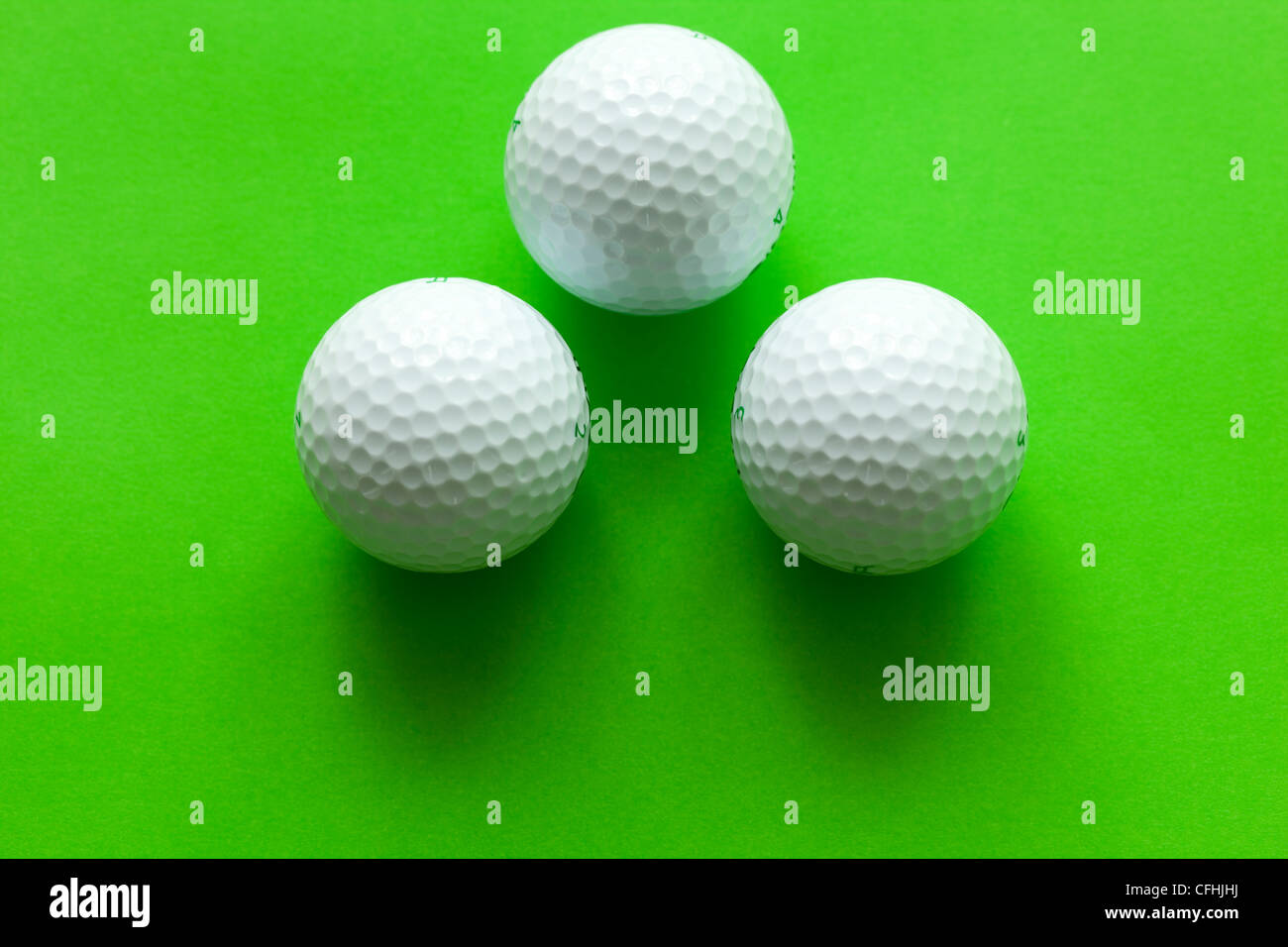 Balle de golf blanche sur fond vert Banque D'Images