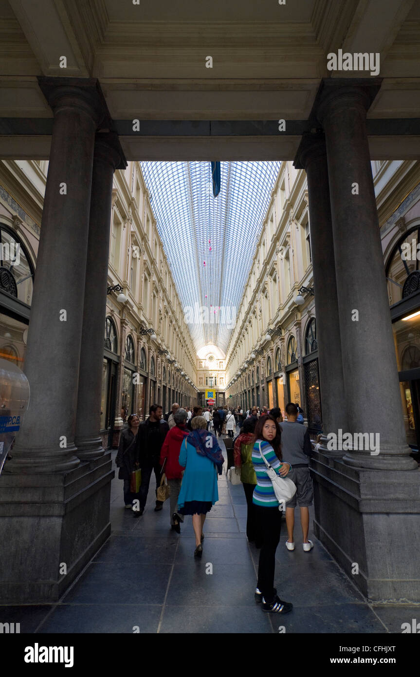 Grand angle intérieur vertical de l'entrée de la colonnade des Galeries Royales Saint-Hubert, dans le centre de Bruxelles, Belgique. Banque D'Images
