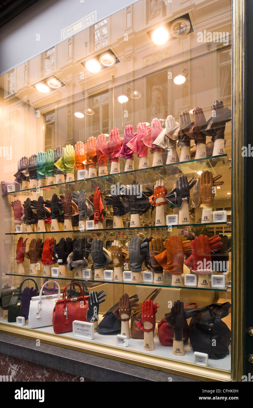 Close up vertical d'un affichage de vitrine colorée à l'intérieur des galeries Royal St Hubert, une galerie marchande couverte à Bruxelles Banque D'Images