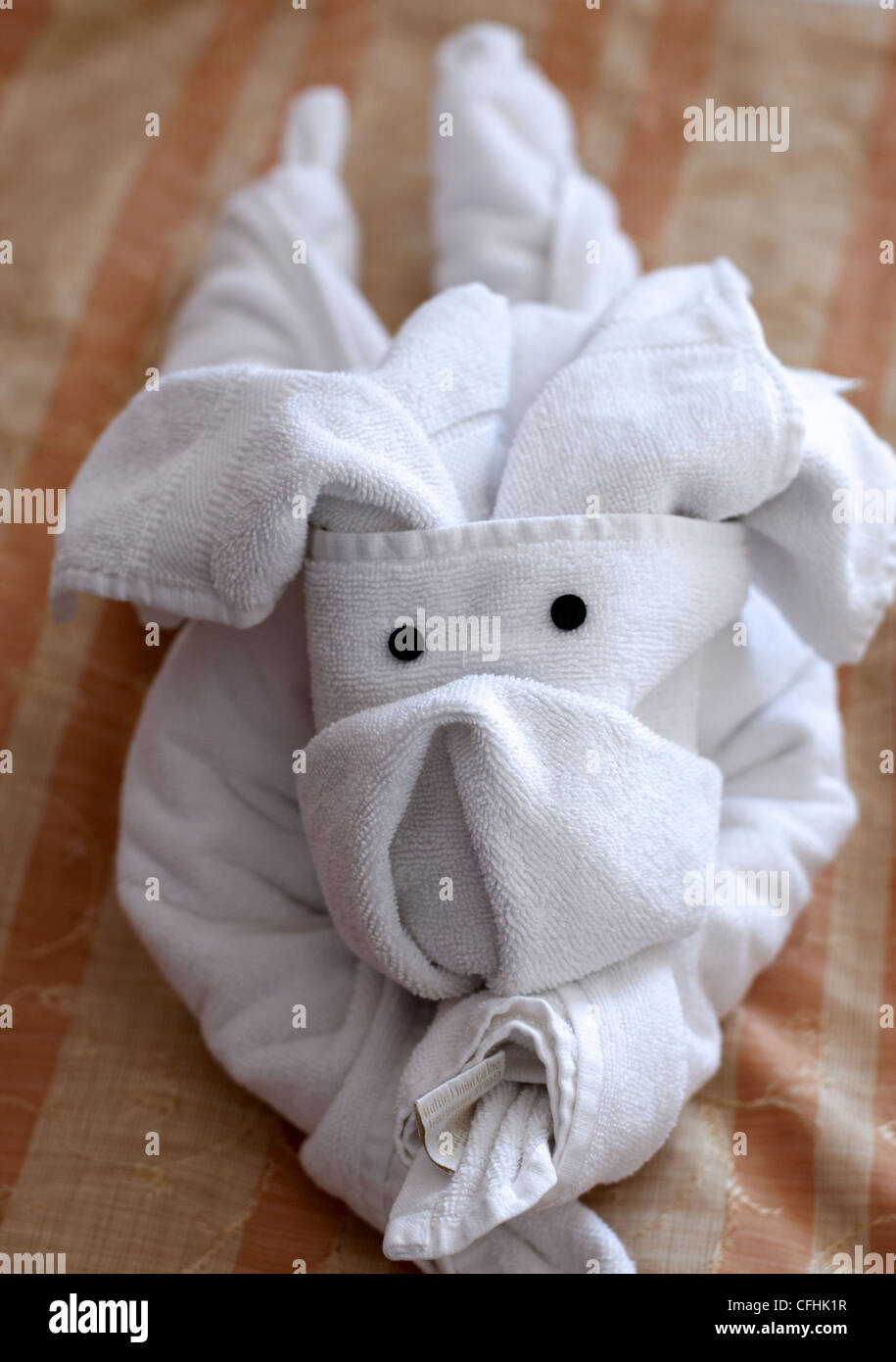 Un mignon petit chien jouet faites avec des serviettes Banque D'Images