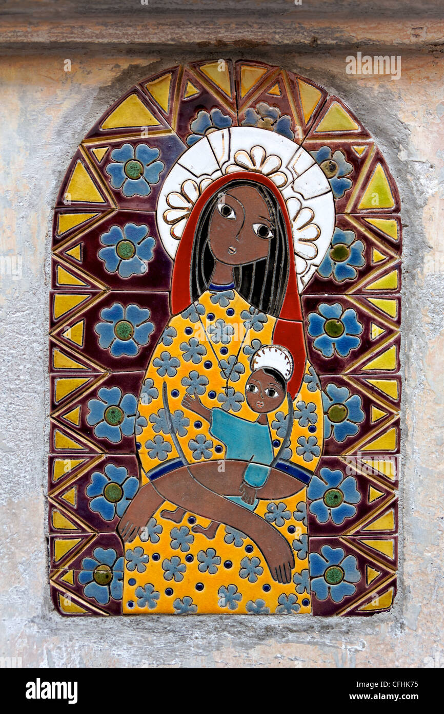 Une mosaïque naïve d'un basané sainte Vierge avec l'enfant, trouvé dans les rues de Cartagena de Indias, Colombie Banque D'Images