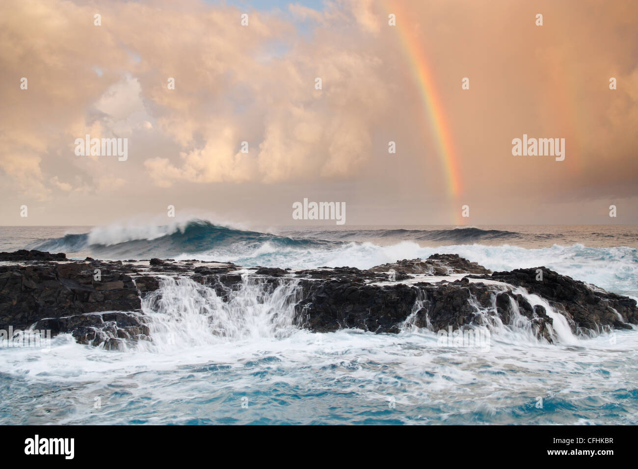 Arc-en-ciel sur la mer orageuse Banque D'Images