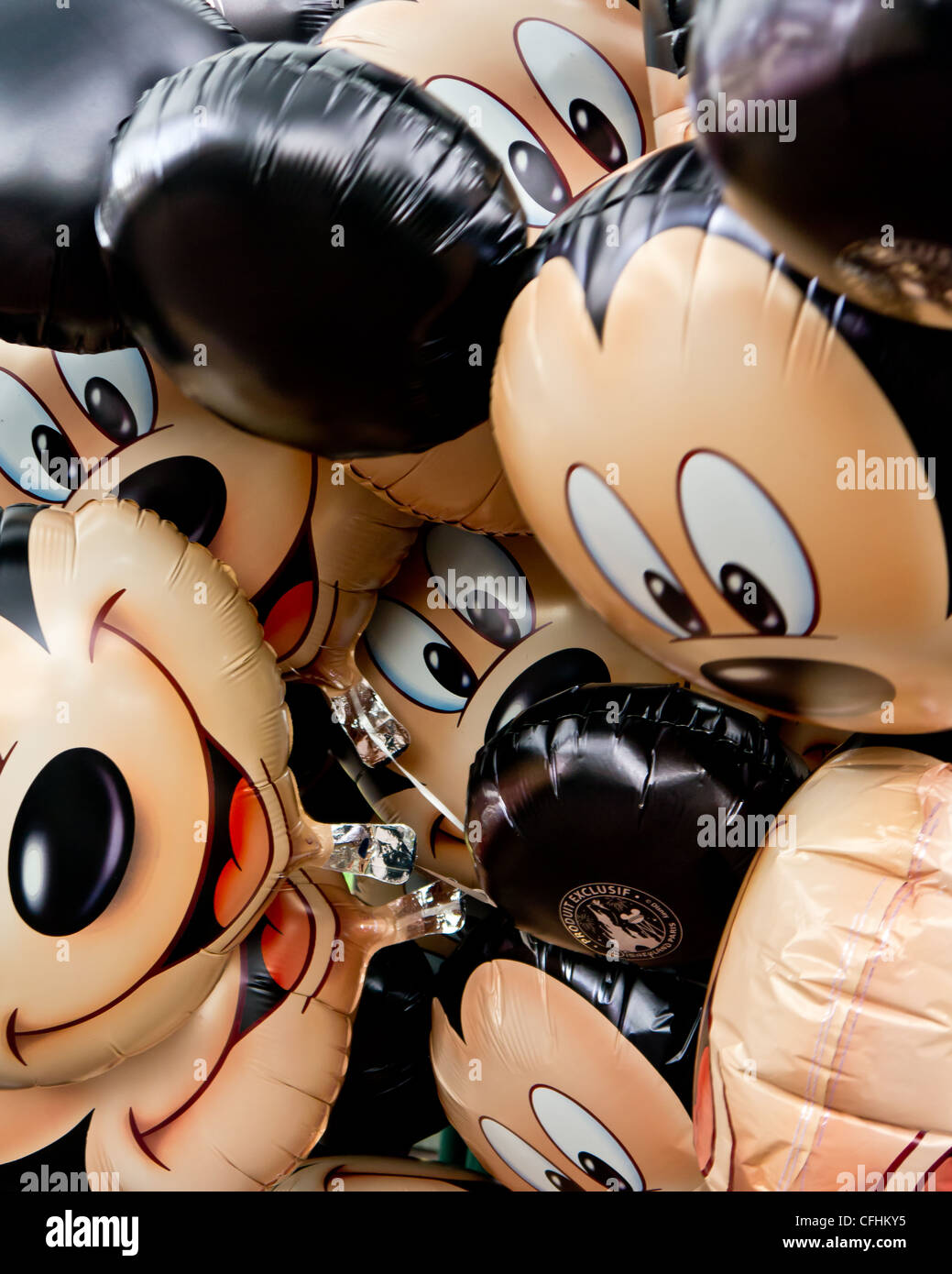 Un gros plan d'un tas de ballons Mickey liées ensemble. Banque D'Images