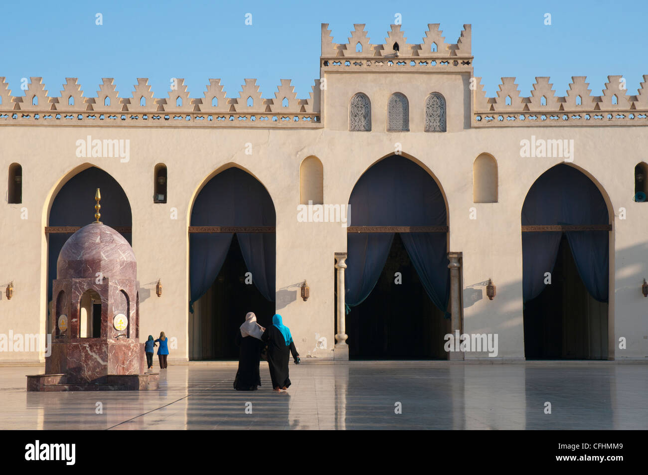 Les femmes dans la cour de la mosquée Al Hakim, Le Caire Banque D'Images