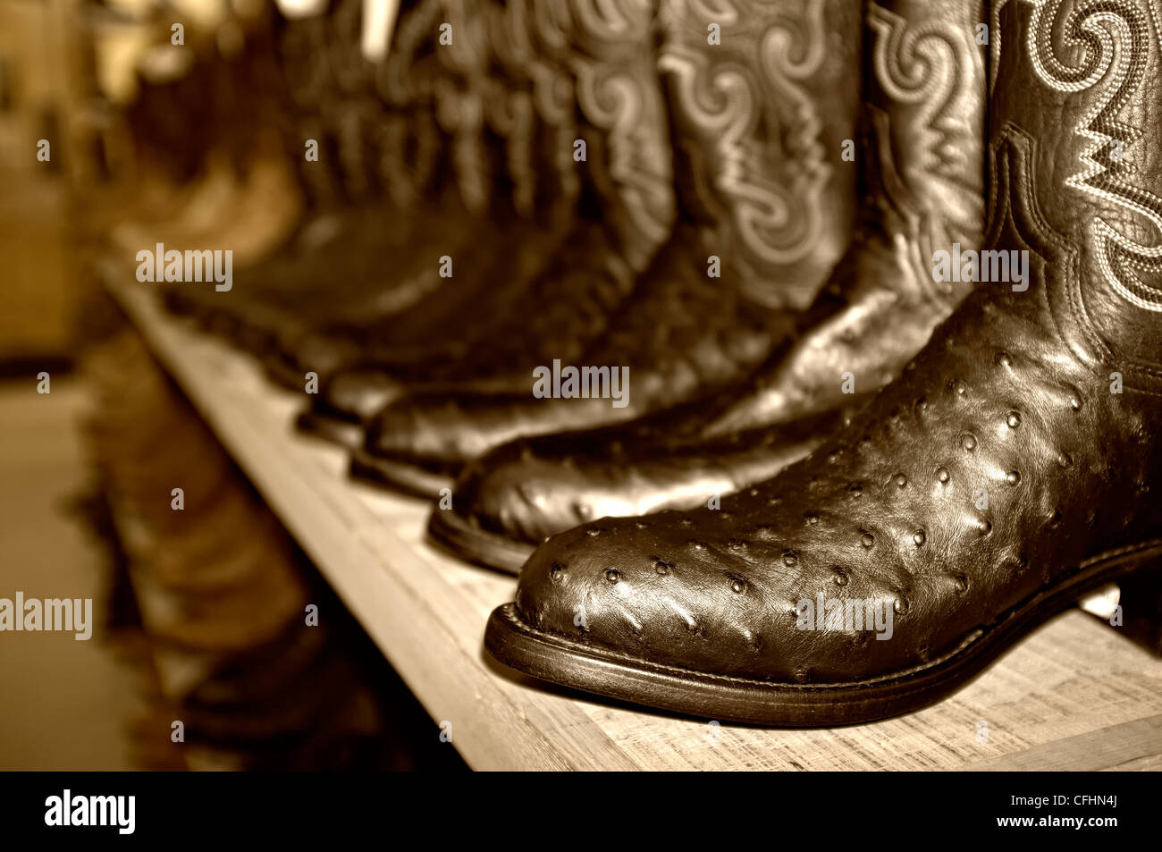 Bottes western sur l'écran de vente dans l'ouest de pourvoirie store Banque D'Images