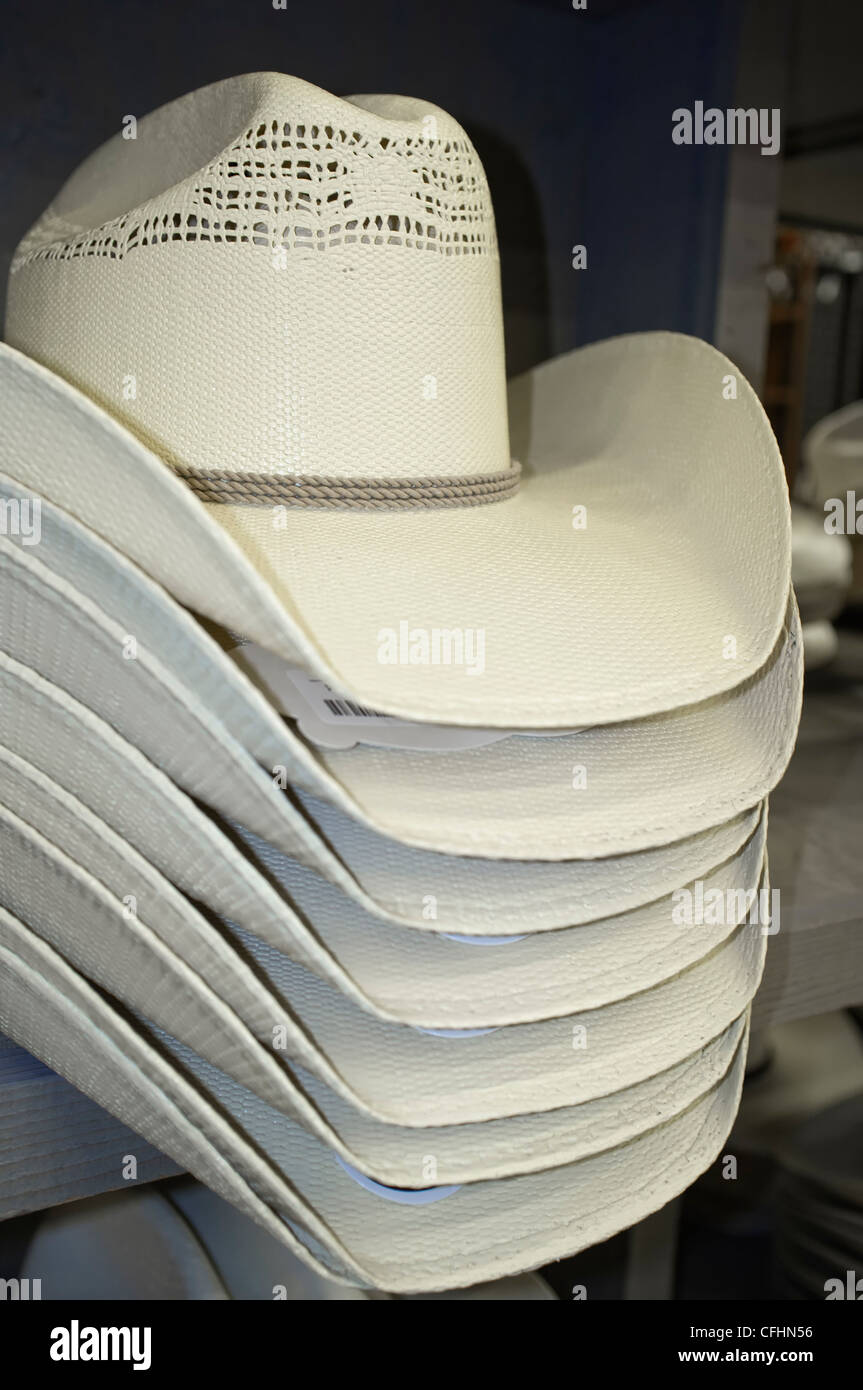Chapeau de cowboy Blanc sur l'écran de vente dans l'ouest outfit shopping centre Banque D'Images