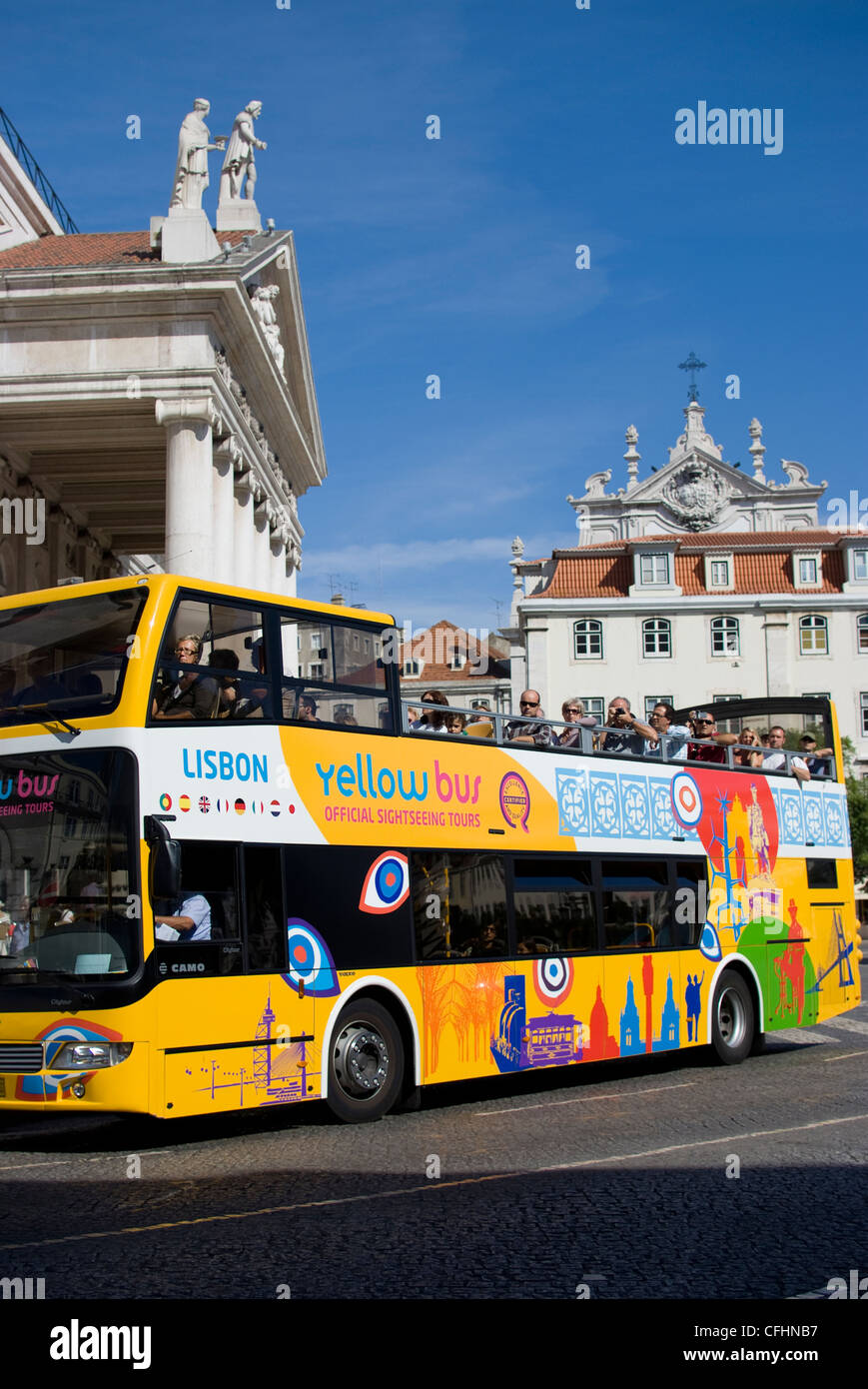 Jaune Lisbonne Open Top Bus touristique, en passant devant le Théâtre National, la place Rossio