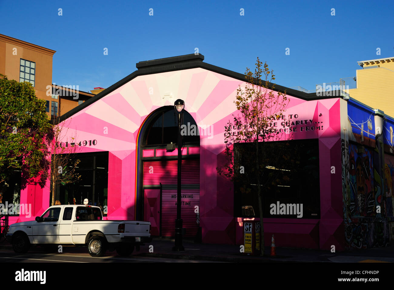 Façade rose à Mission District, San Francisco, CA Banque D'Images