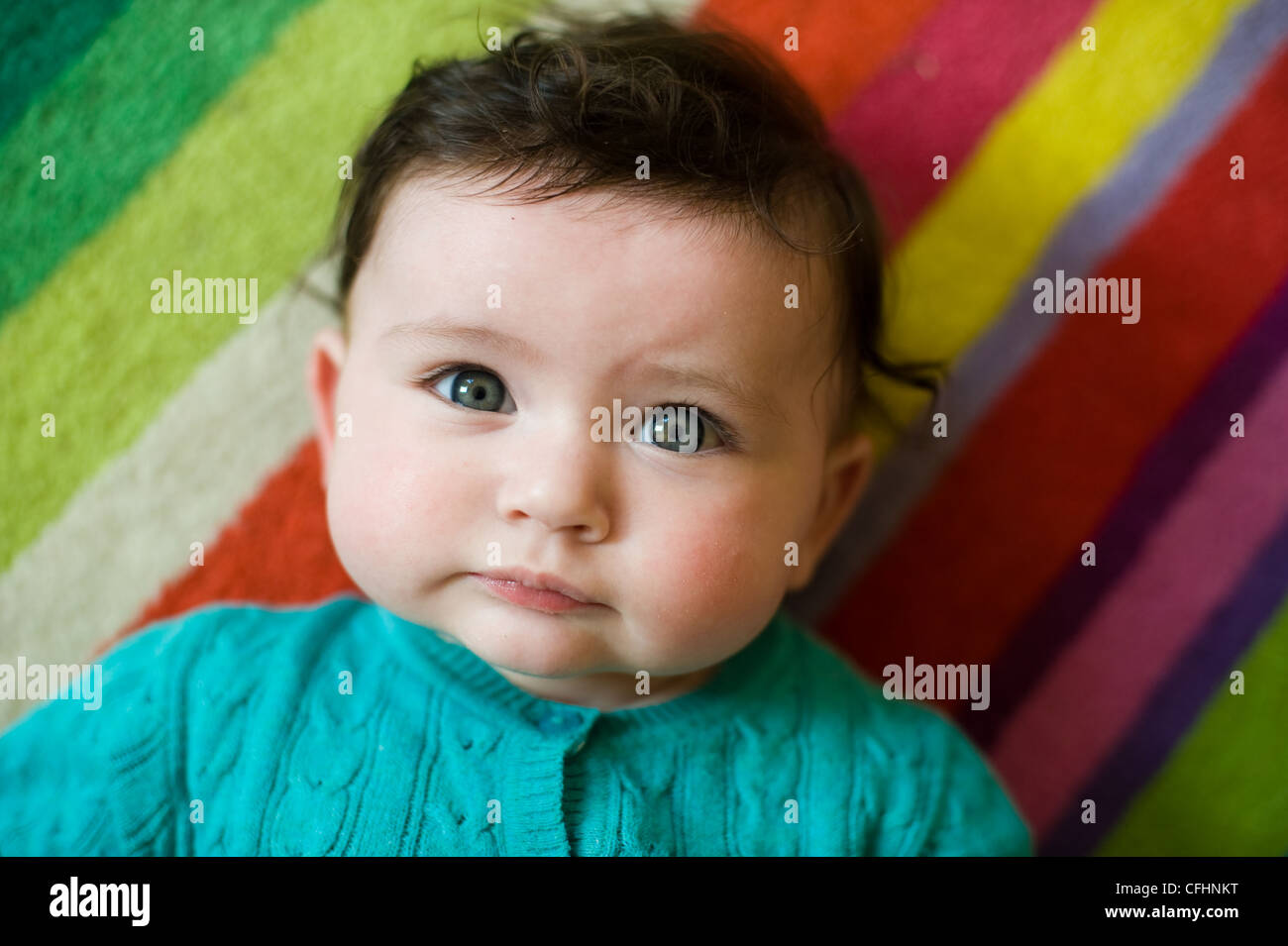 Magnifique Petite Fille Avec Les Cheveux Bruns Et Les Yeux Bleus Photo Stock Alamy