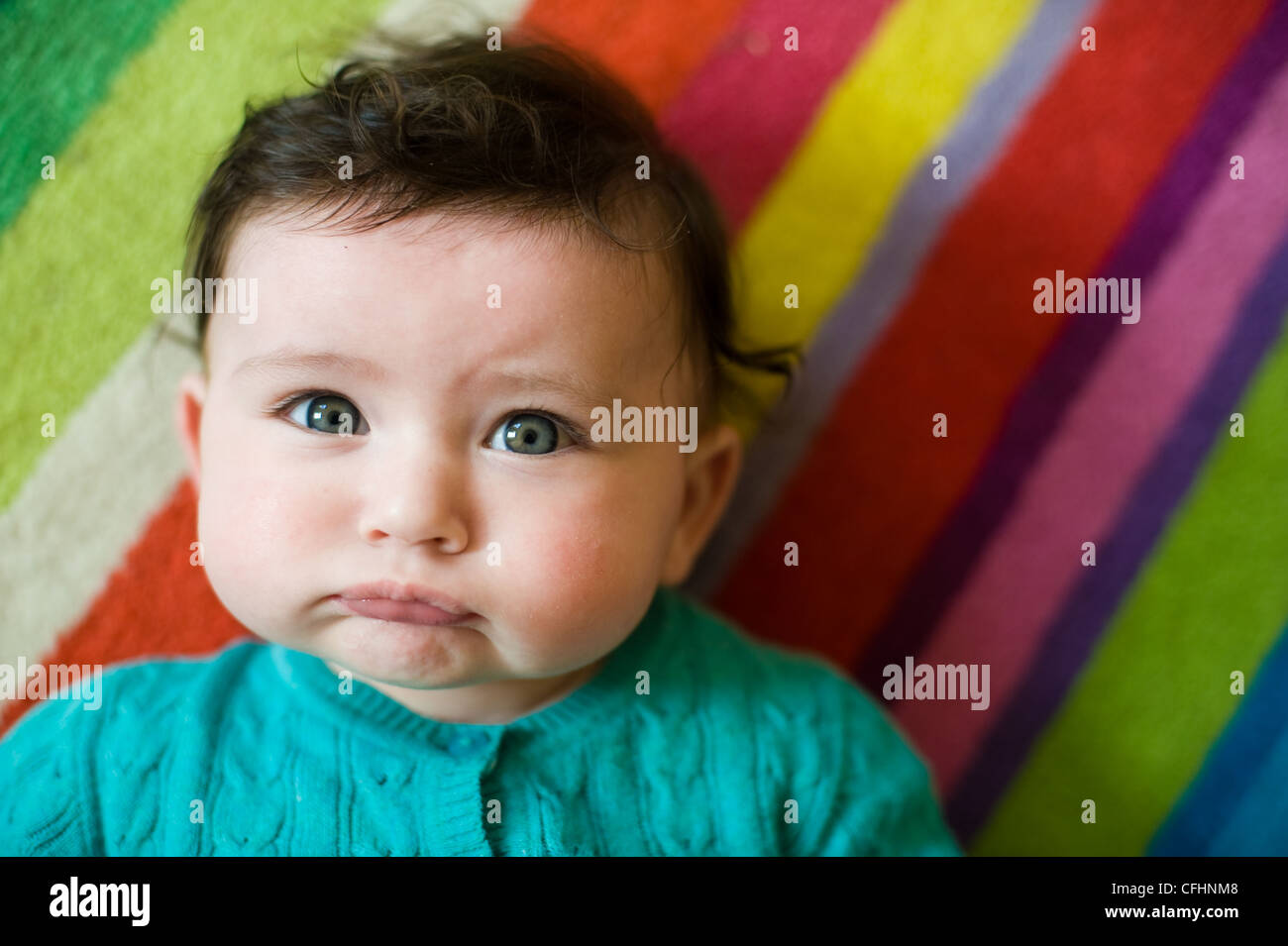 Magnifique Petite Fille Avec Les Cheveux Bruns Et Les Yeux Bleus Photo Stock Alamy