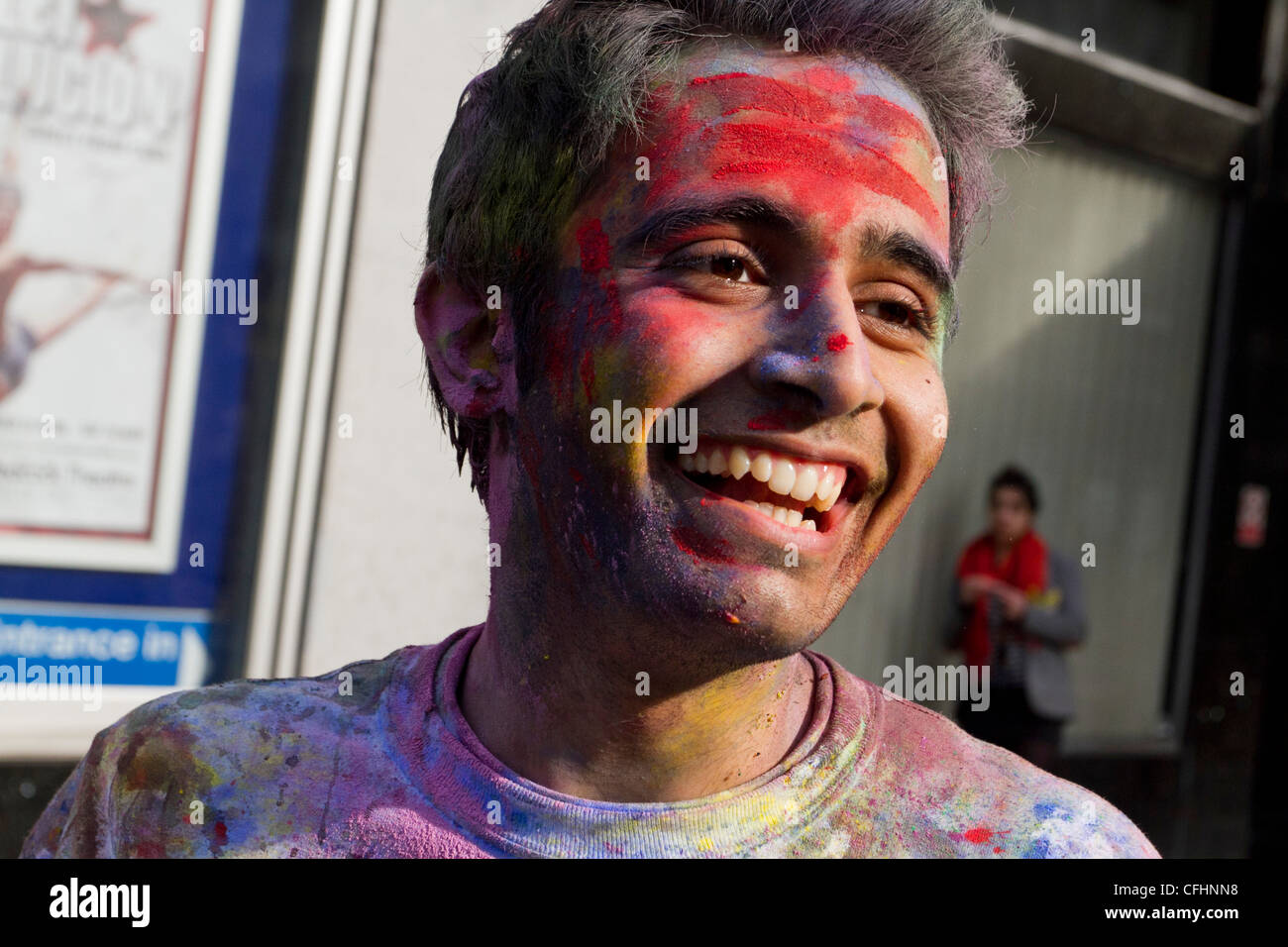 Londres 14 mars 2012. Un garçon couvert de peinture de couleur . La fête hindoue de Holi marque le début du printemps. Banque D'Images