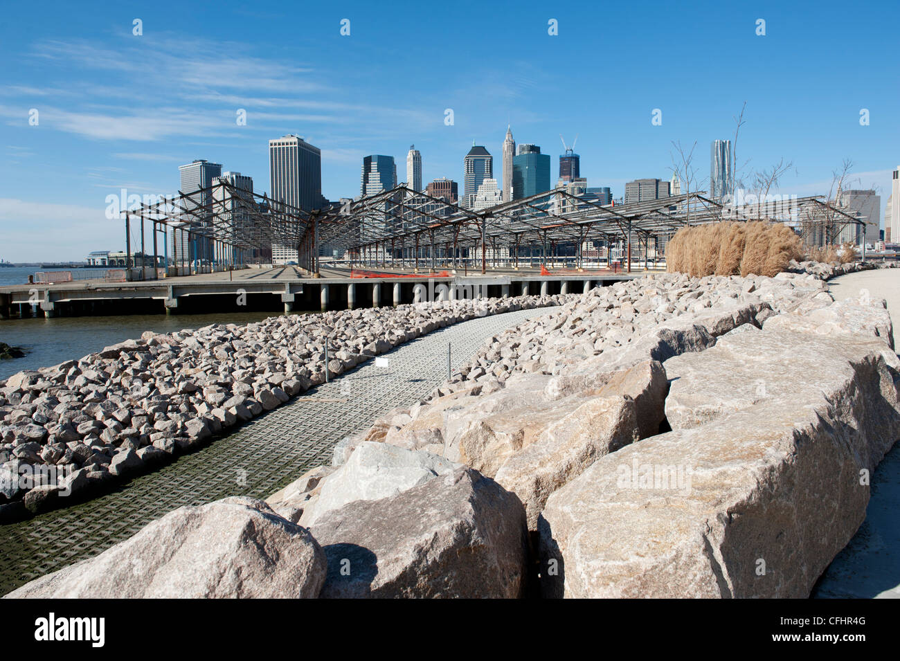 Vue sur Manhattan de Brooklyn Bridge Park, Brooklyn, New York Banque D'Images