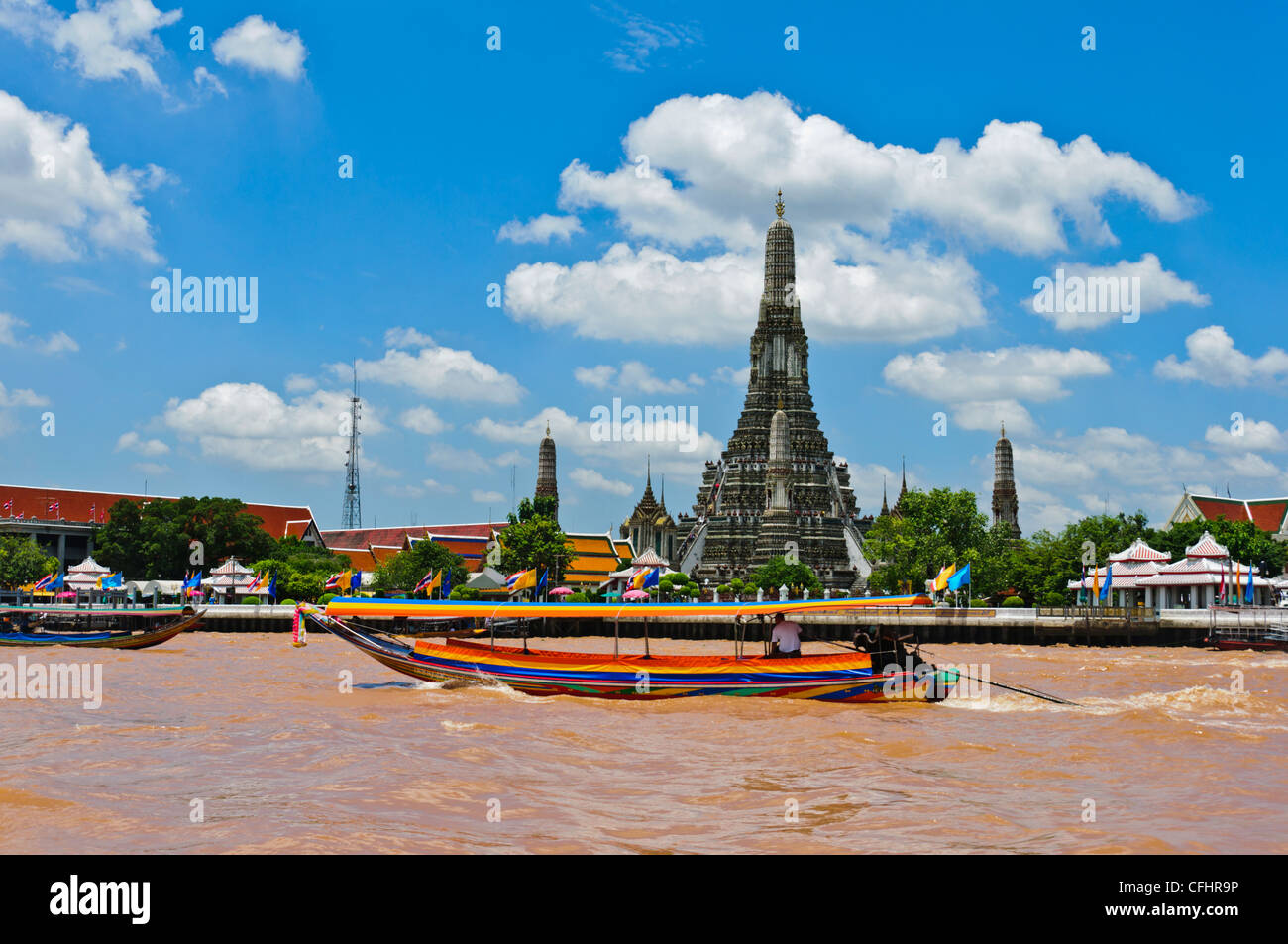 Bateau à longue queue sur la rivière Chao Phraya Wat Arun 'Temple de Dawn' Bangkok Thailande Asie du sud-est Banque D'Images