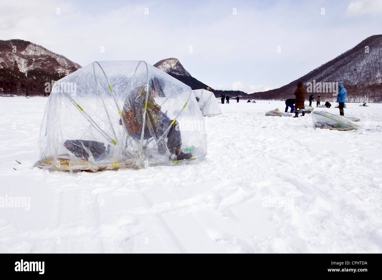 Les pêcheurs de la pêche sur glace sur le lac Haruna dans Gunma Japon Banque D'Images