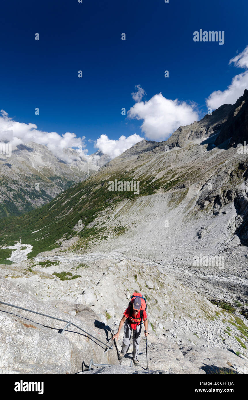 Italie Trentin-Haut-Adige Parc Naturel Adamello Brenta Chaîne Presena-Cercen Genova Valley Ferrata itinéraire avec des cordes fixes pour Banque D'Images