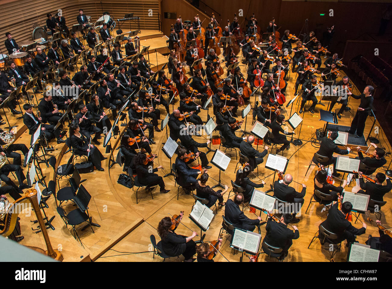 Paris, France, Orchestre symphonique de Corée du Nord « l'Orchestre Unhasu  » et « Orchestre Philharmonique de radio France » Se Sont D'Abord Concert  en Europe, sous le célèbre chef d'orchestre sud-coréen