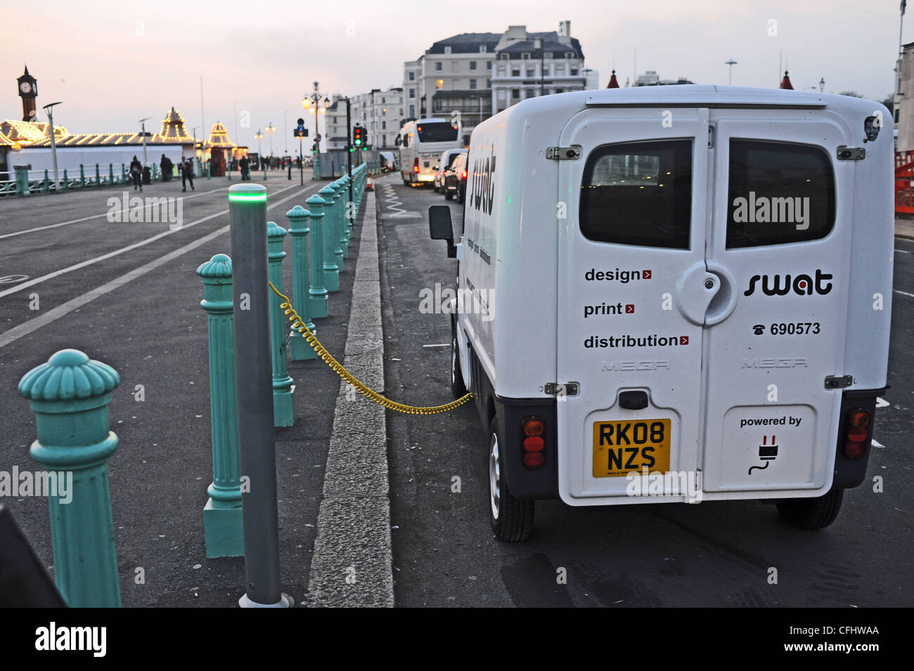 Fourgon électrique branchée sur véhicule Civitas Point de recharge sur le front de mer de Brighton UK Banque D'Images