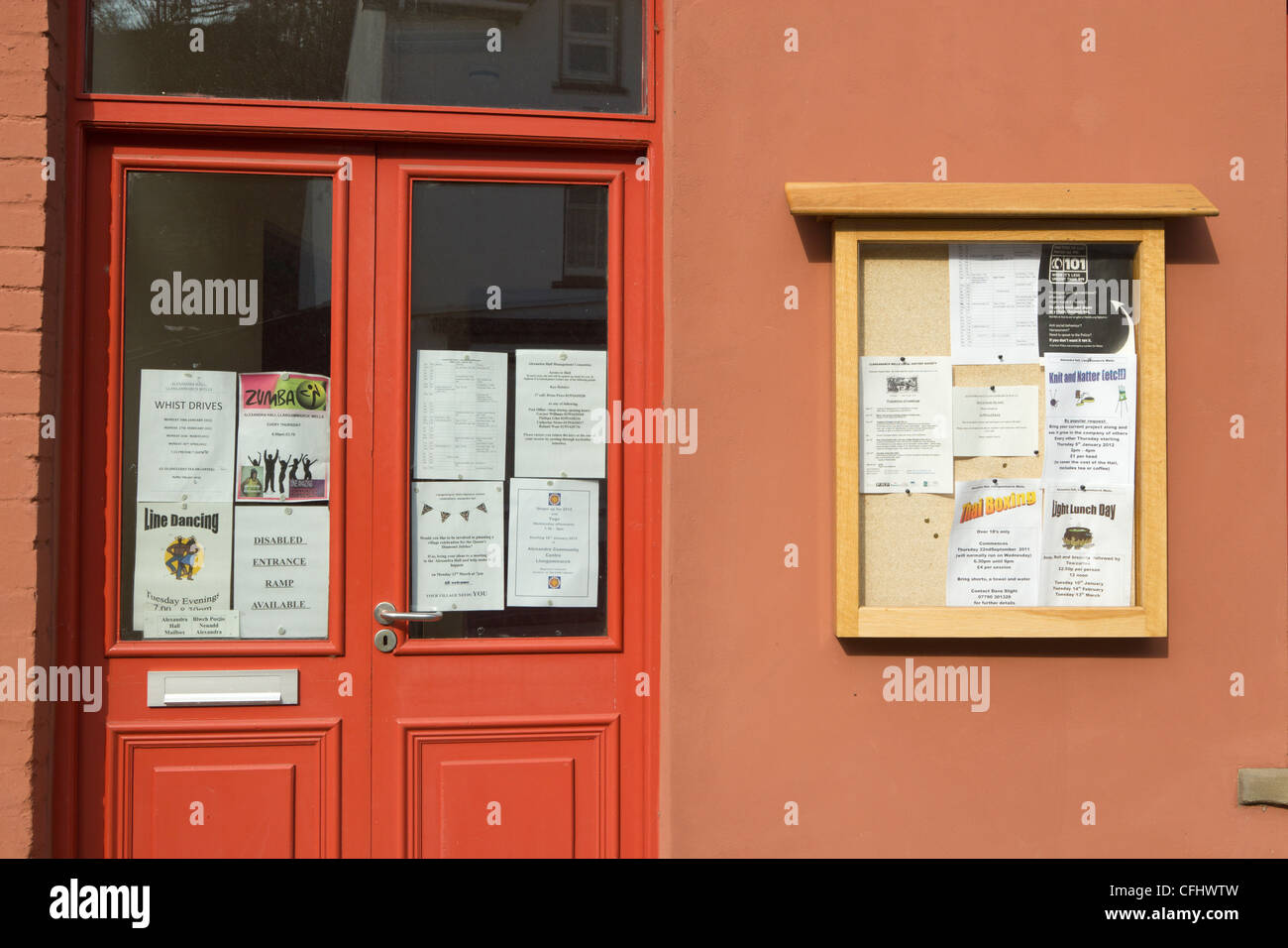 Affichage et avis dans la vitre de porte à l'extérieur du hall d'Alexandra à Llangammarch Wells, Powys Pays de Galles Banque D'Images