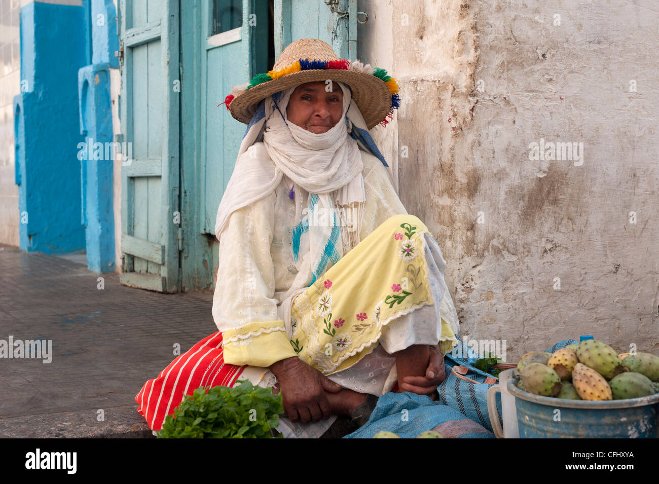 Femme vendant des fruits dans la rue à Asilah, Maroc Banque D'Images