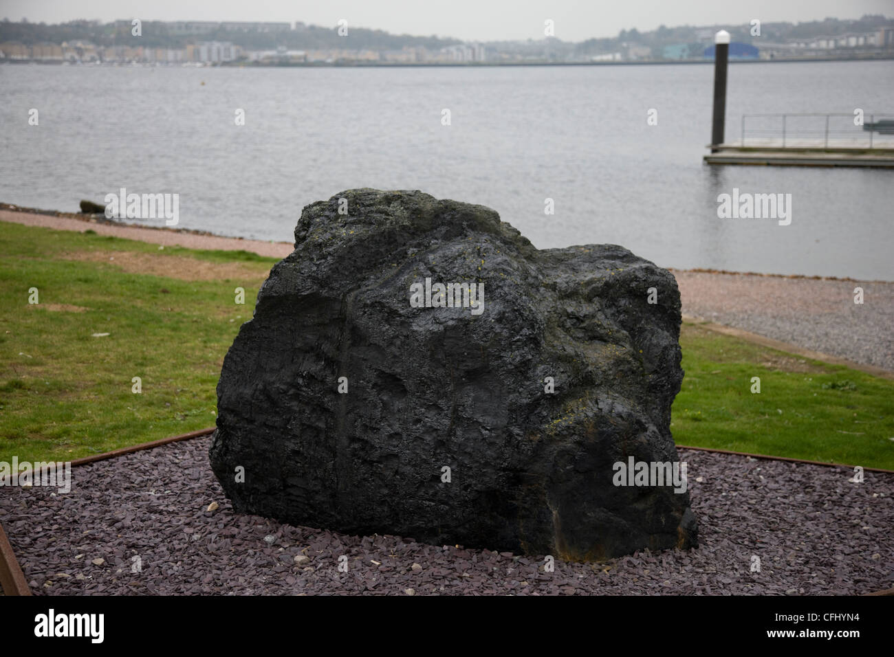 Grand morceau de charbon extrait sur l'affichage dans la baie de Cardiff Banque D'Images