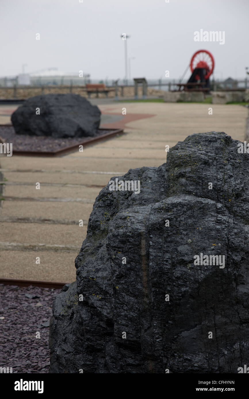 Grand morceau de charbon extrait sur l'affichage dans la baie de Cardiff, pit roue tête en arrière-plan Banque D'Images
