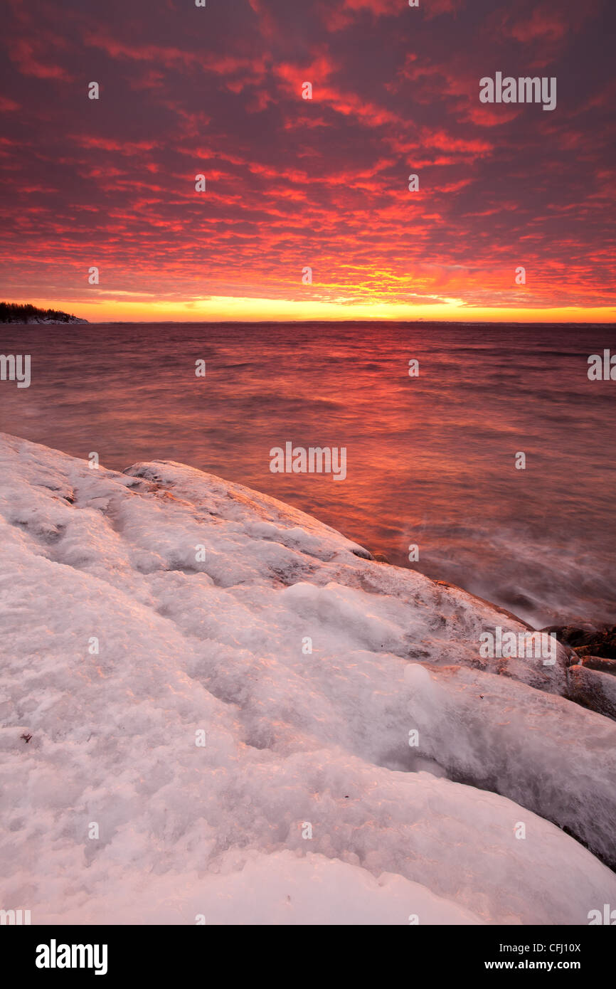 Icy côte et ciel coloré au crépuscule à Larkollen à Rygge, Østfold fylke, la Norvège. Banque D'Images