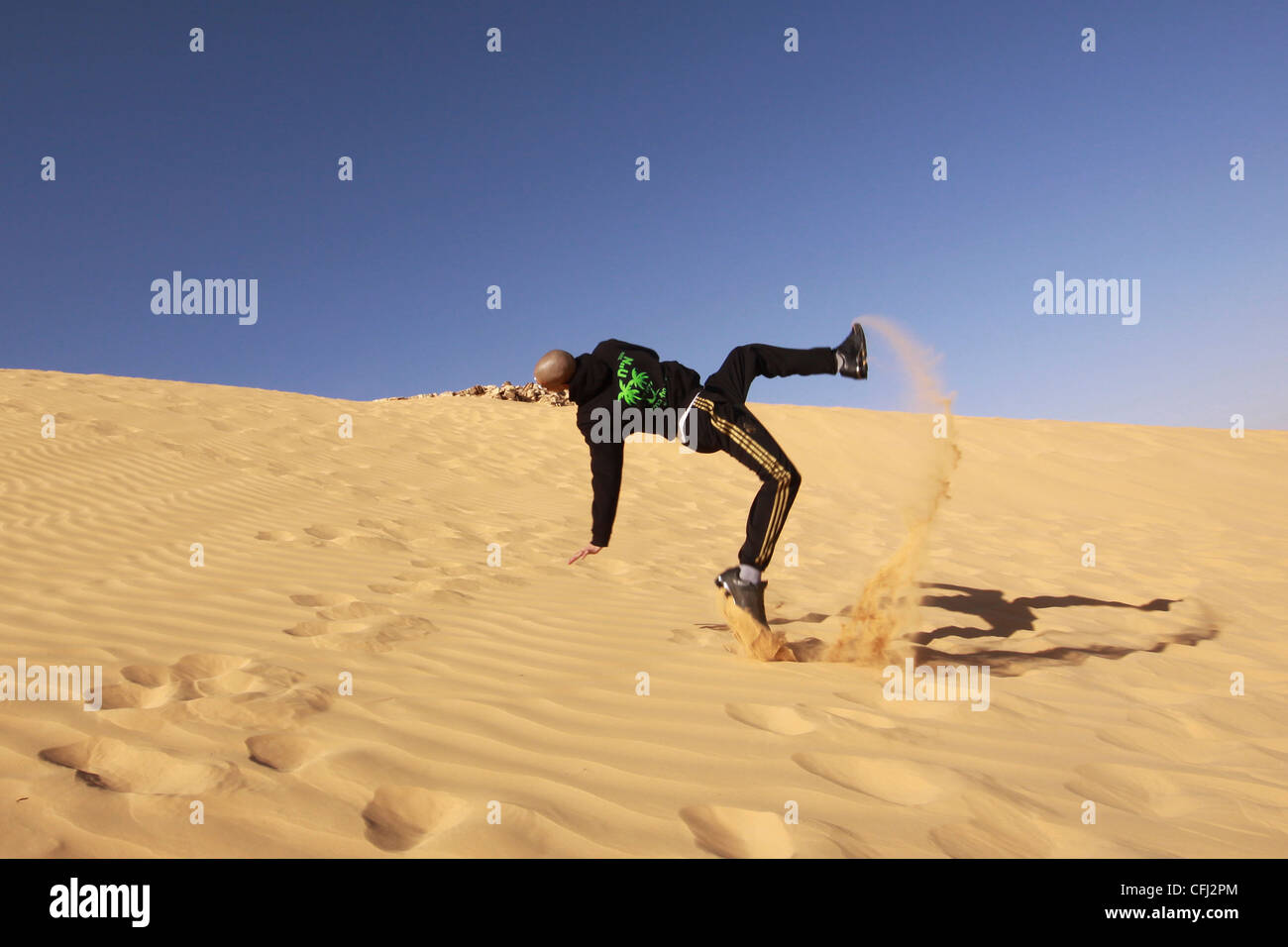 L'homme la culbute dans une dune de sable. Photographié en Israël, désert du Néguev, vallée de Ovda, Kisuy Sand Dunes Banque D'Images
