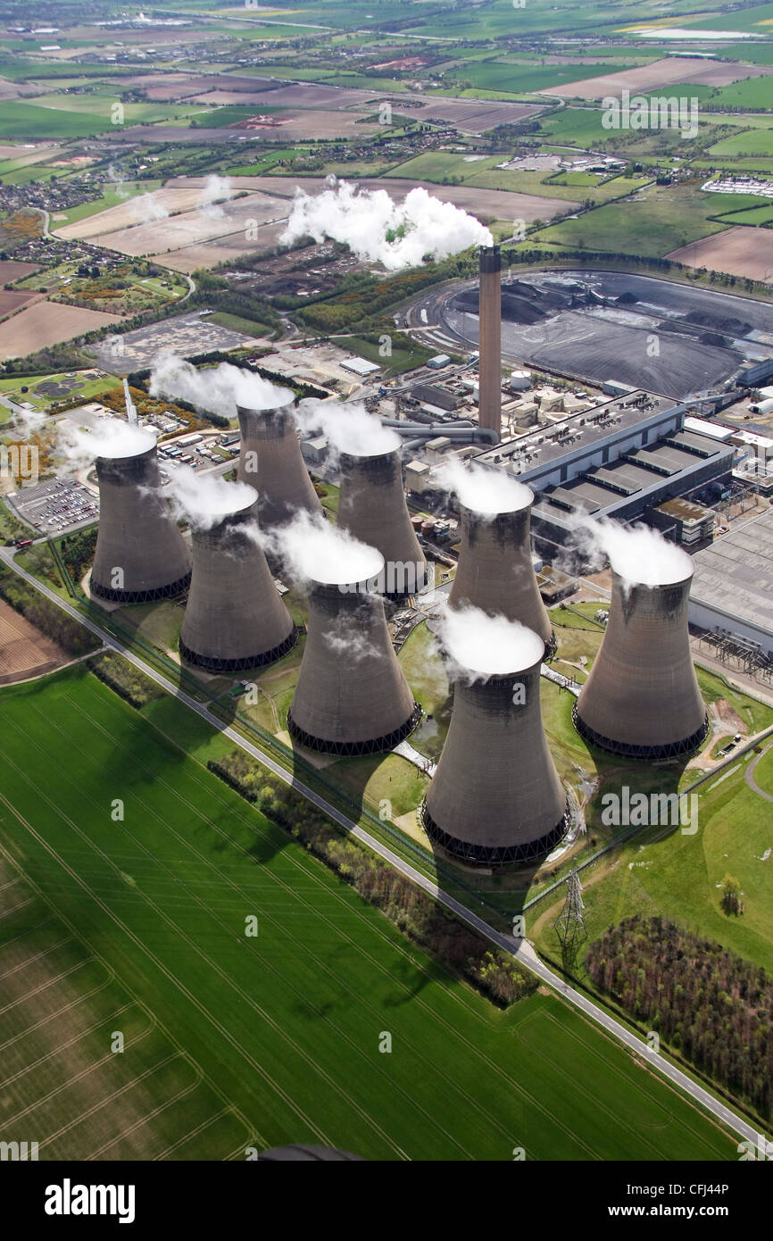 Vue aérienne de la centrale électrique d'Eggborough, Yorkshire en 2008, fonctionnant à pleine puissance Banque D'Images
