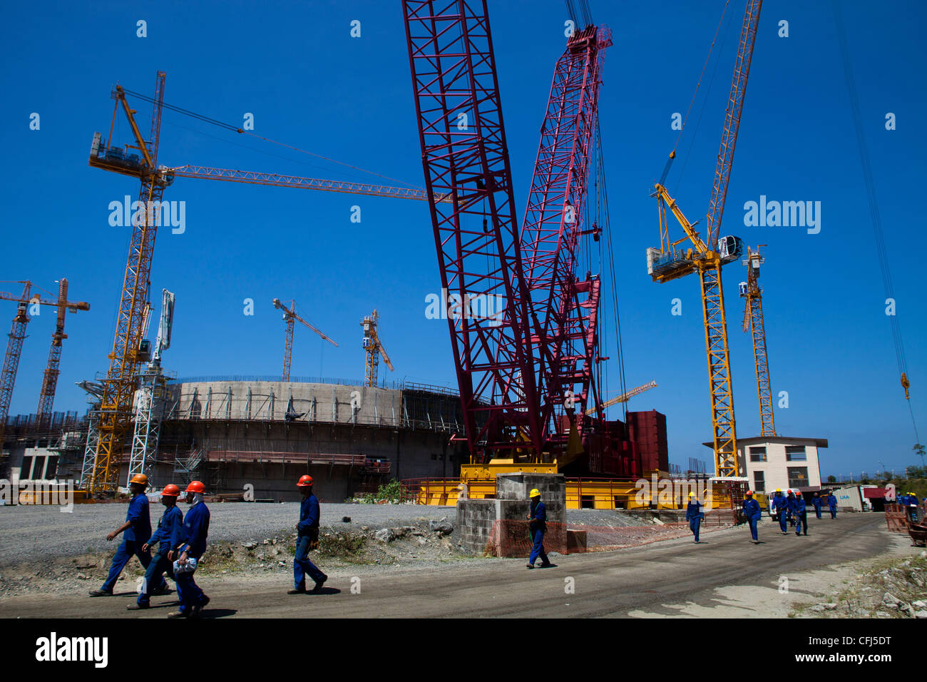 Grues en opération à la construction d'Angra 3 au Brésil l'usine nucléaire. Les travailleurs quittant le site de construction pour l'heure du déjeuner Banque D'Images