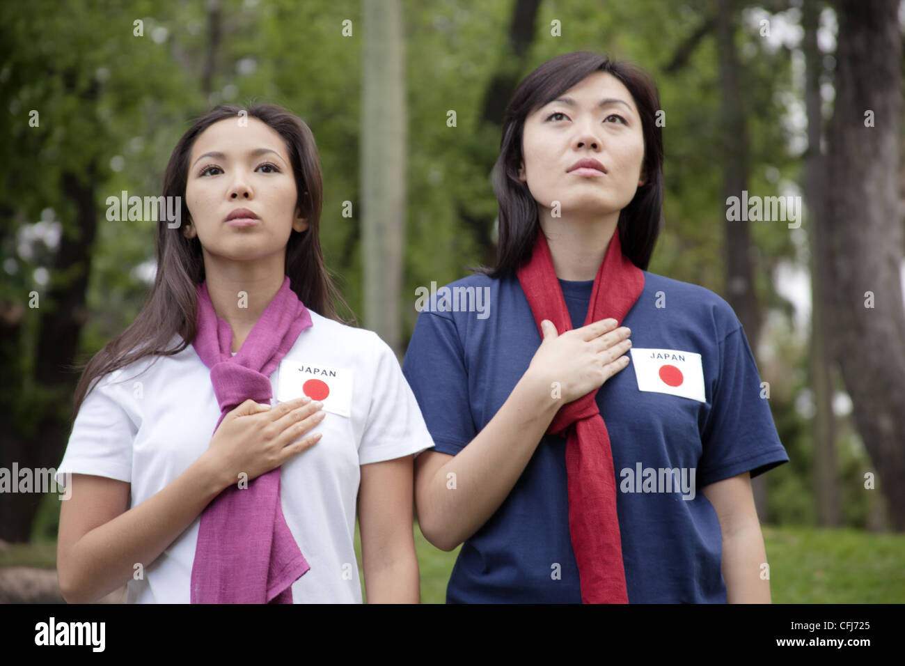 Les jeunes femmes soutenant le Japon l'équipe nationale de football des femmes Banque D'Images