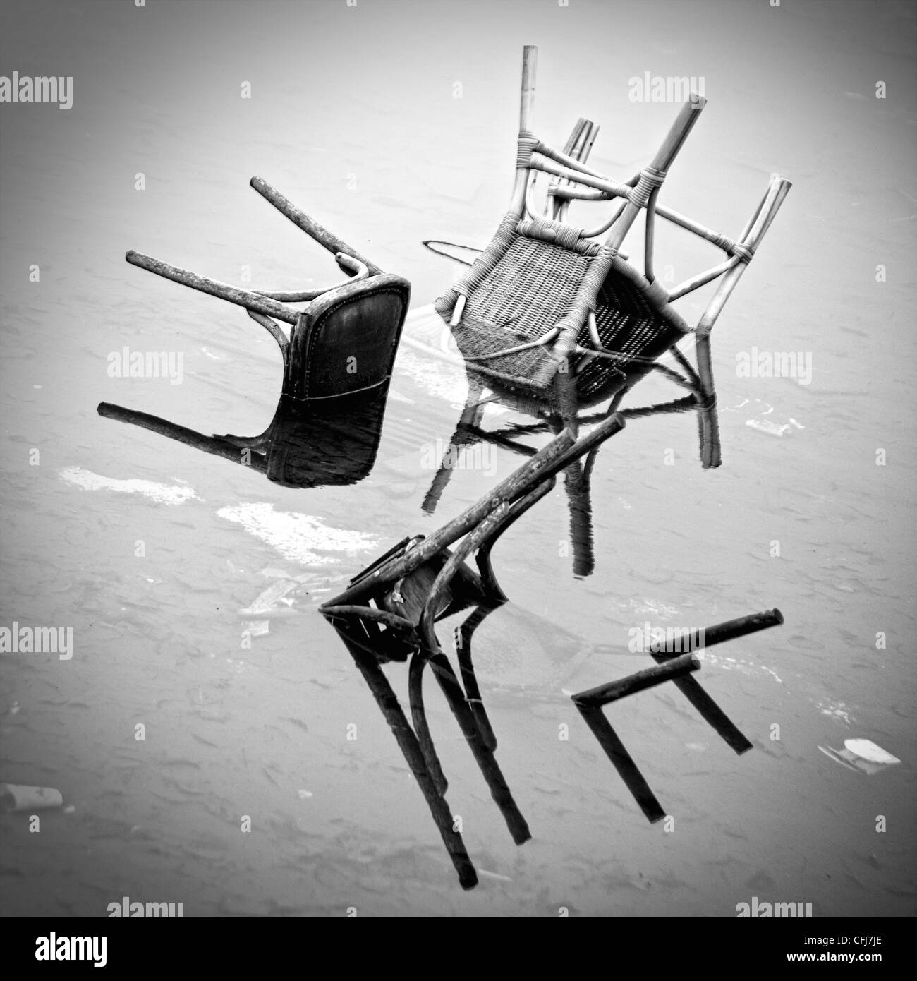 Sièges anciens dump dans une piscine vide Banque D'Images