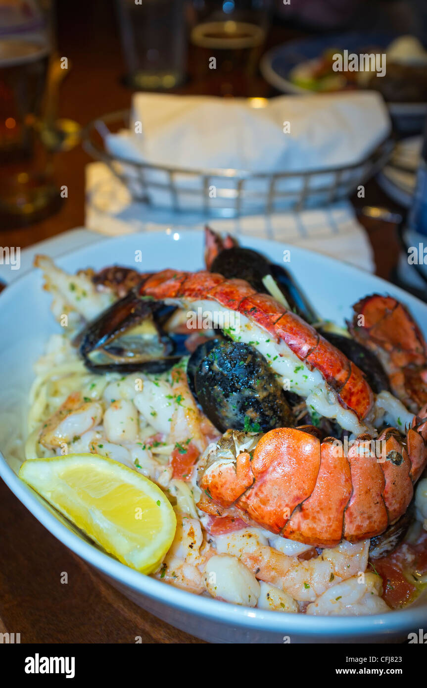 Plat de fruits de mer avec les queues de homard, crevettes et moules palourdes Banque D'Images