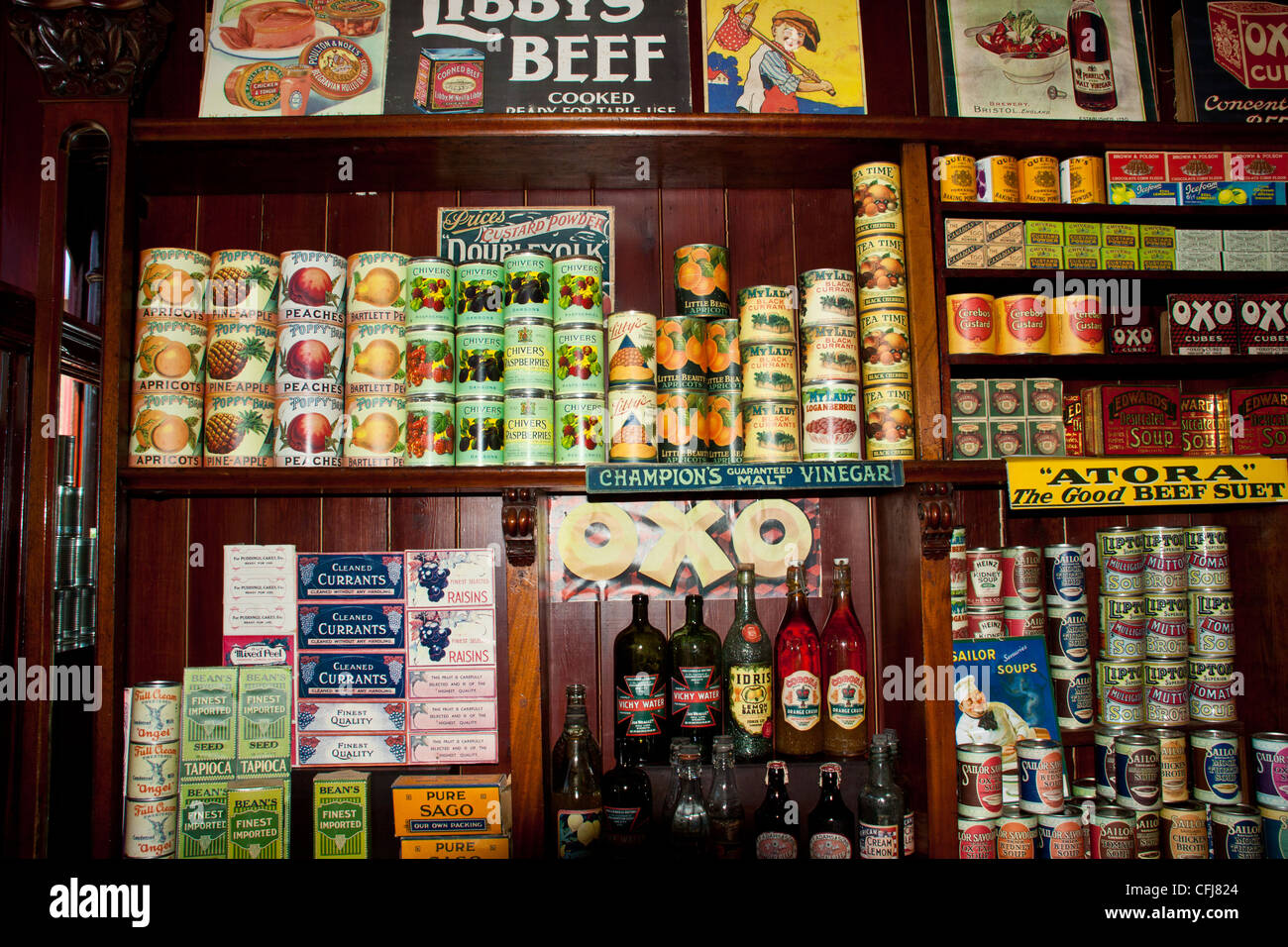 Conserves et produits d'une époque révolue, style ancien grand magasin d'alimentation et store à partir de début des années 30. Banque D'Images