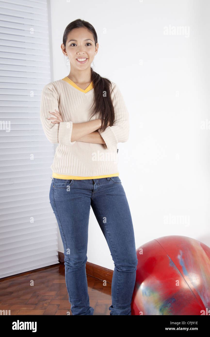 Young woman with arms crossed Banque D'Images