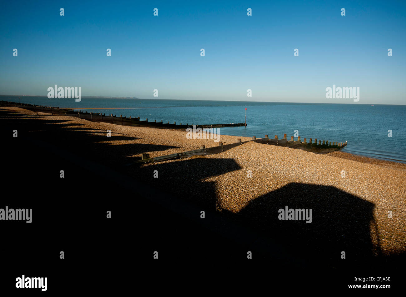 Ombres de cabanes de plage Kent England UK Tankerton Banque D'Images