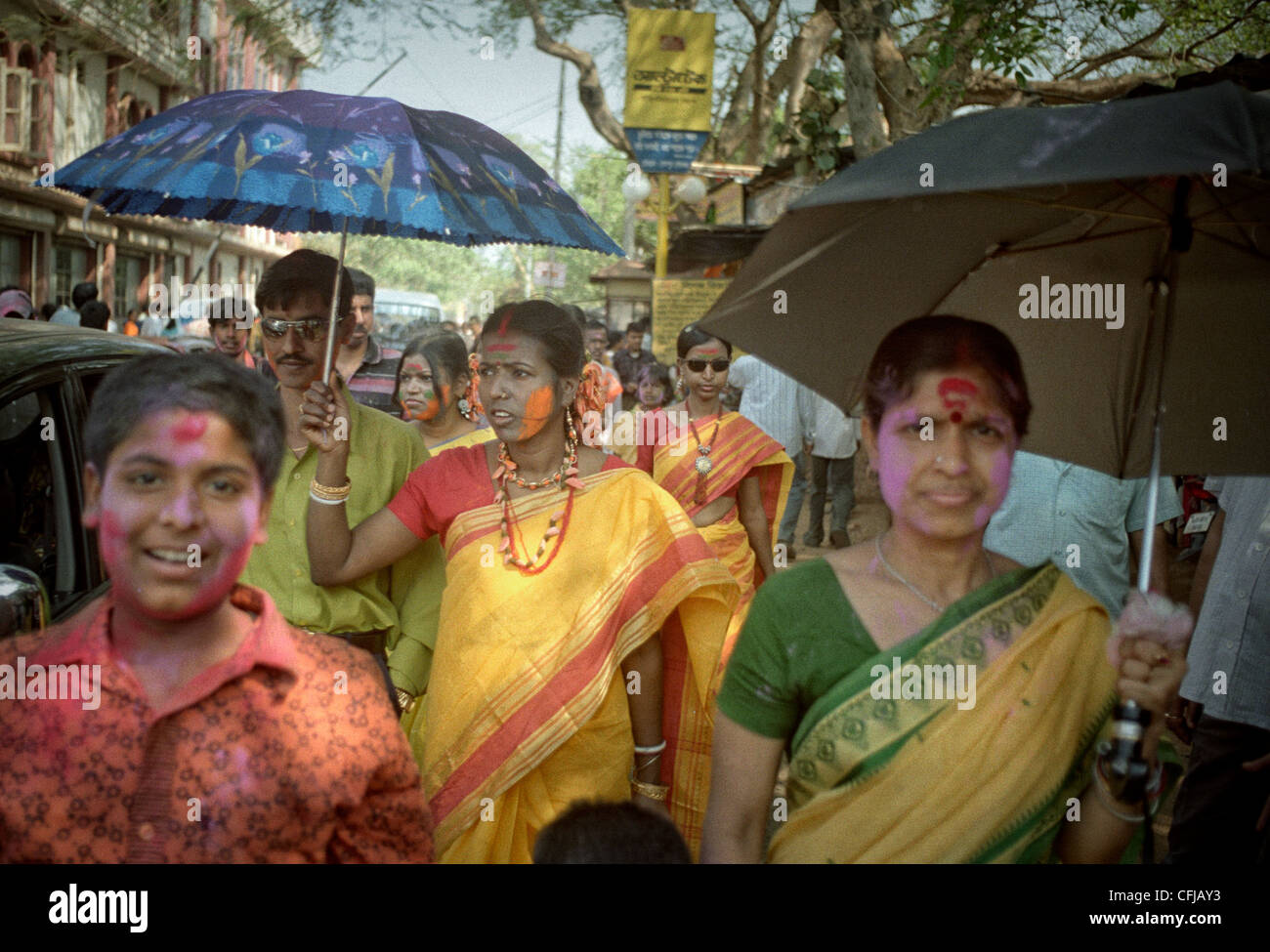 Fête de Holi festival (festival des couleurs ou fête du printemps) à Santiniketan, en Inde. Banque D'Images