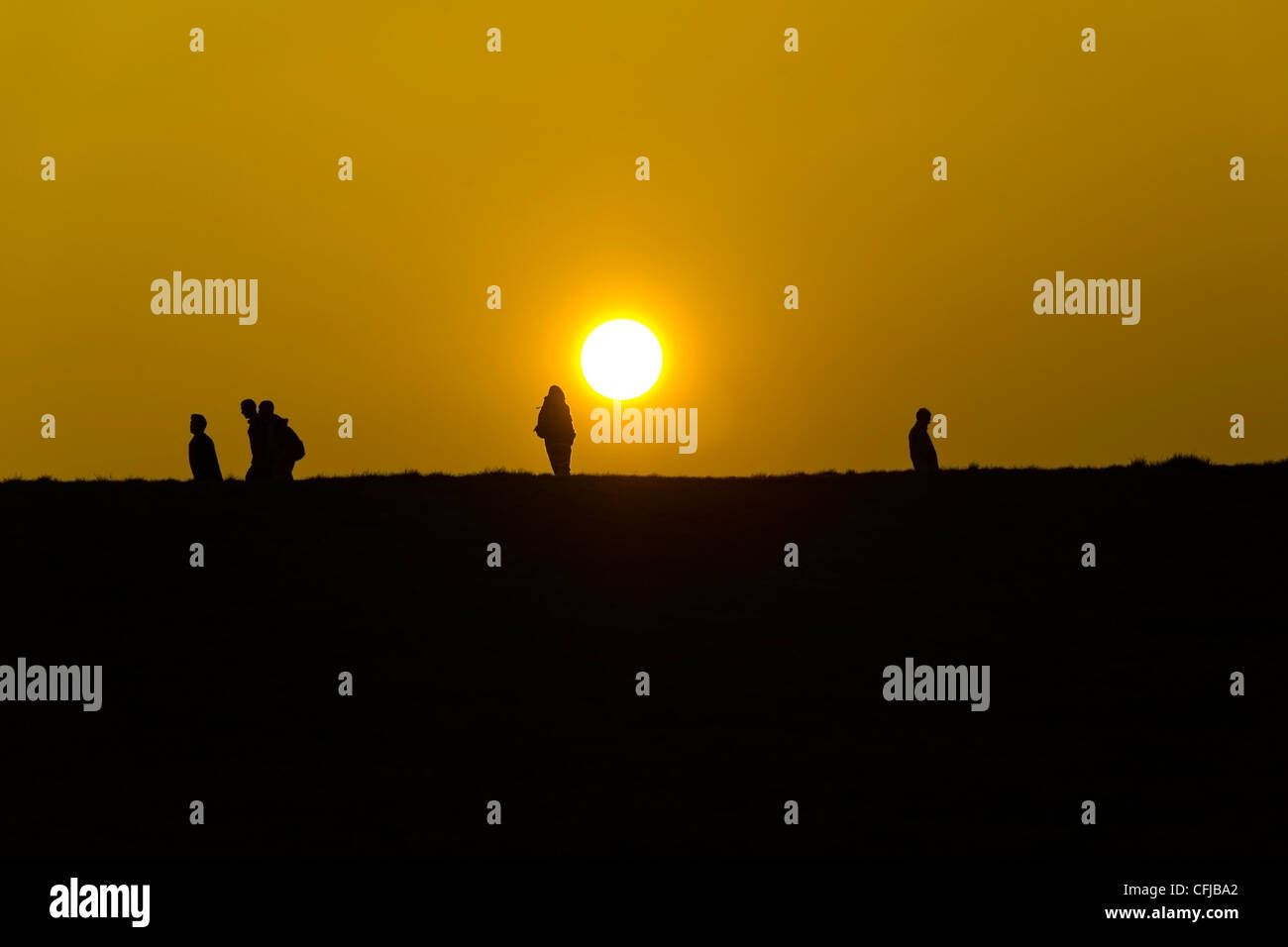 Coucher de soleil sur Hampstead Heath, les gens profitent des derniers rayons de soleil, il se déplace dans la nuit. Banque D'Images