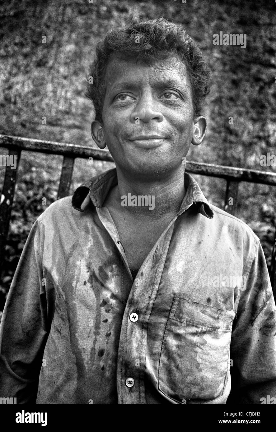 Portrait d'un indien avec des traces de peinture sur la face de la célébration de la fête de Holi, Calcutta, Inde. Banque D'Images