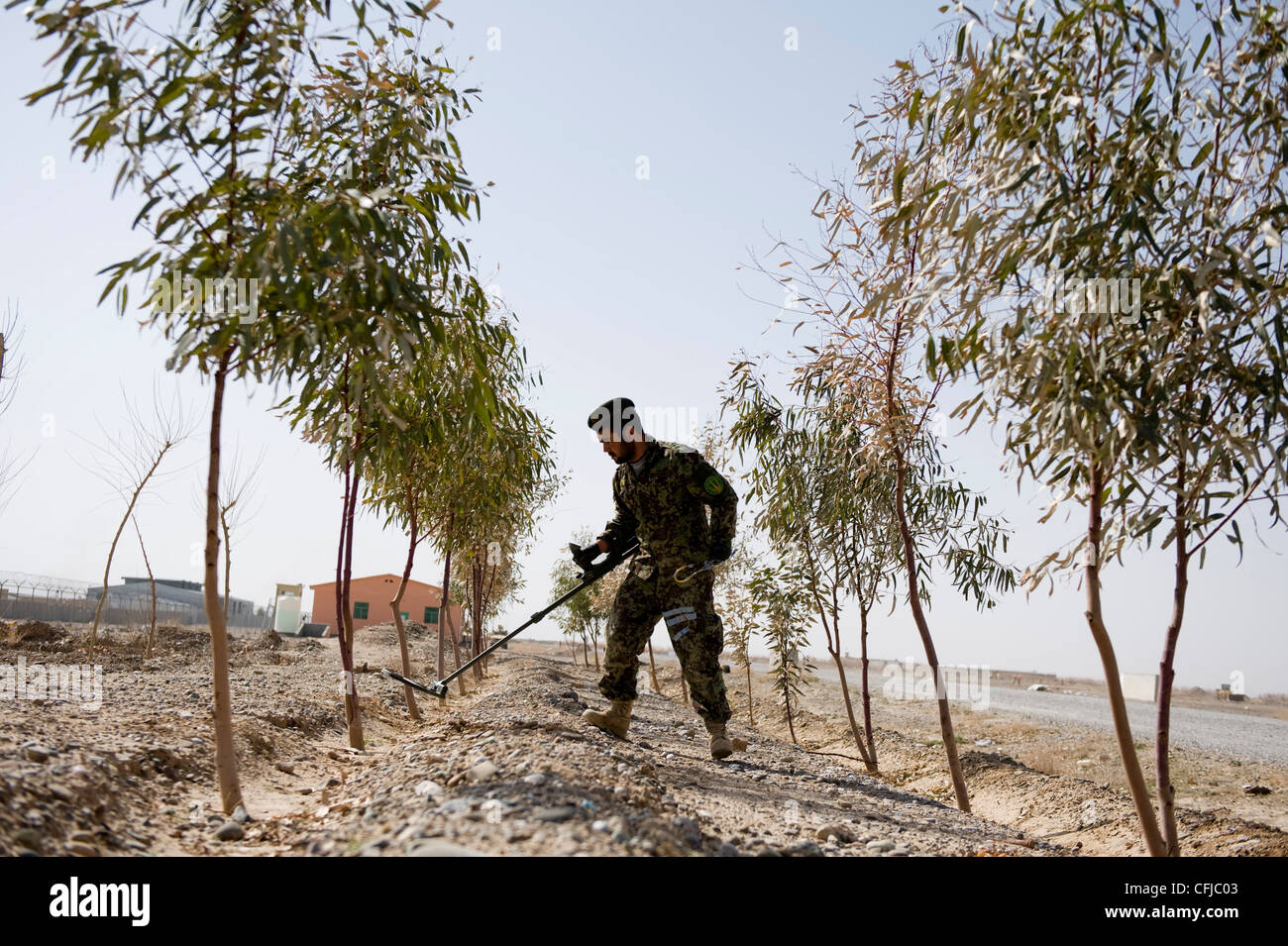 KANDAHAR, Afghanistan - Fakhr Uddin, un soldat de l'Armée nationale afghane, s'entraîne lors des opérations de contre-IED, en mars 13. Les aviateurs d'élimination des explosifs de munitions affectés au 966e site d'exploitation EOD-Bravo forment, assurent le mentorat et valident ensuite les techniciens de l'ANA EOD. Banque D'Images