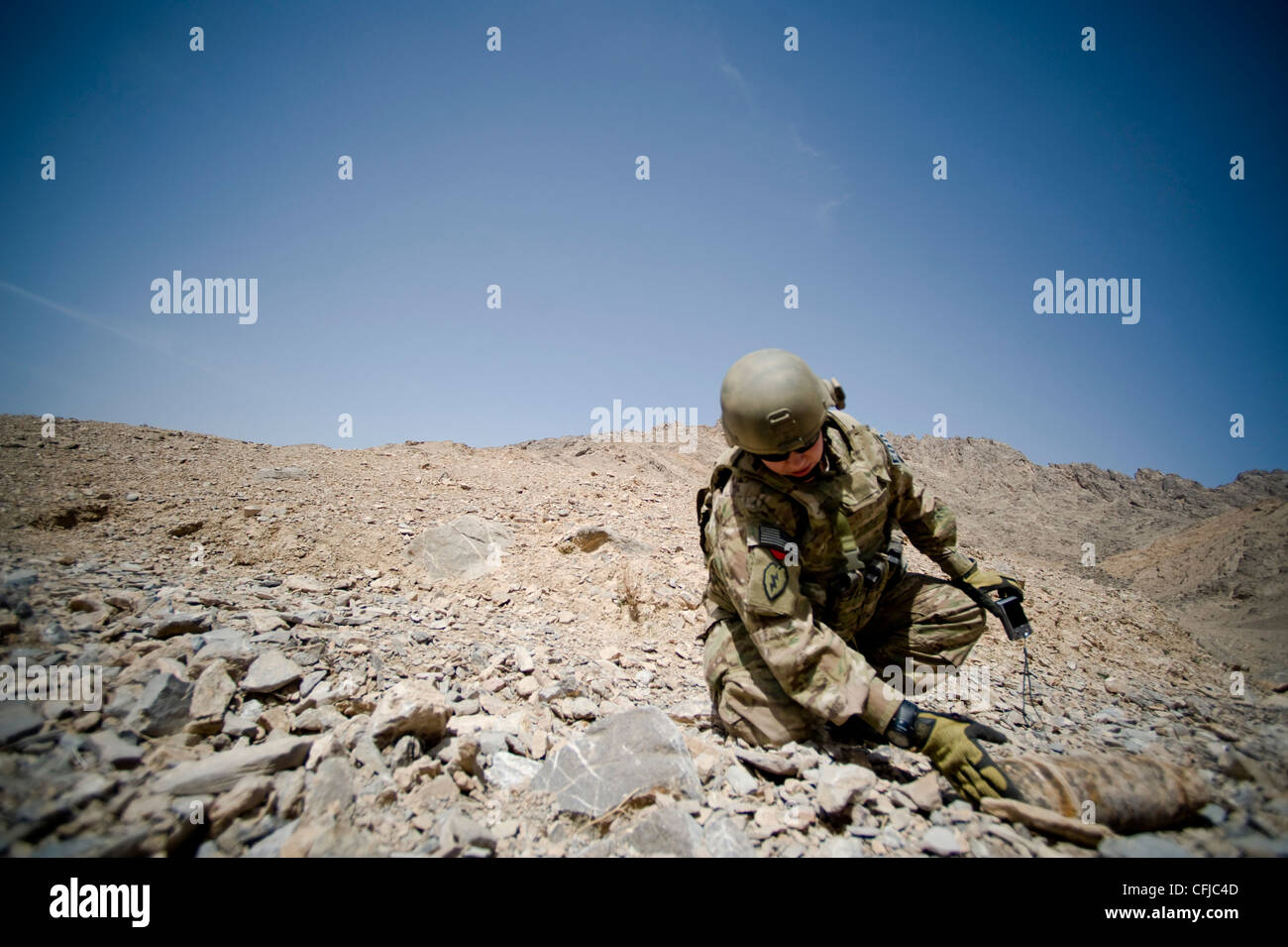 KANDAHAR, Afghanistan - Tech. Sgt. Diana Guinn de la 966e vol d'immersion d'explosifs Ordnance lieu d'exploitation-Bravo, photographies d'une ordonnance non explosée qui a été signalée par un ressortissant afghan, le 14 mars. Les aviateurs affectés à l'équipe de la DOE au sein d'OL-B sont chargés de répondre aux menaces des OXU et aux engins explosifs improvisés pour protéger les civils et les forces de la coalition. Banque D'Images