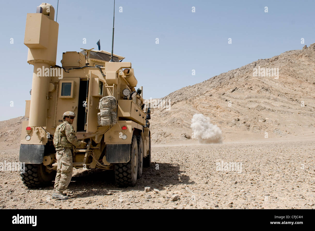 La destruction des munitions non explosées qui a été signalé par un intermédiaire nationale afghane une détonation contrôlée l'Afghanistan Banque D'Images