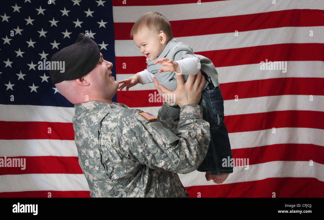 Soldat américain détient son jeune fils Banque D'Images