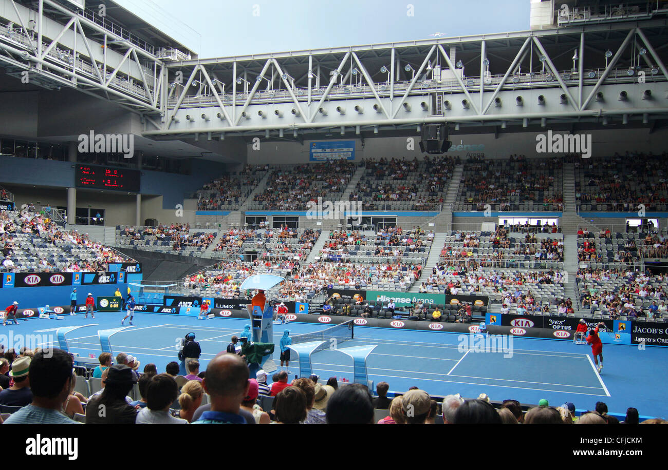 MELBOURNE, AUSTRALIE - Le 20 janvier 2012 : numéro 5 mondial ATP player Jo Wilfried Tsonga sert à Frederico Gil à Hisense Arena. Banque D'Images