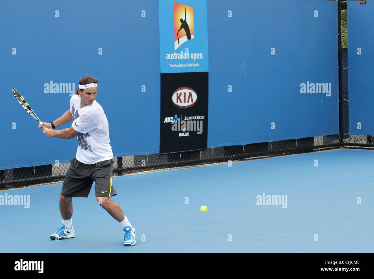 MELBOURNE, AUSTRALIE - janvier 21, 2012 : numéro 2 mondial ATP Rafael Nadal joueur de tennis hits sur une pratique cour Janvier 21, 2012 Banque D'Images