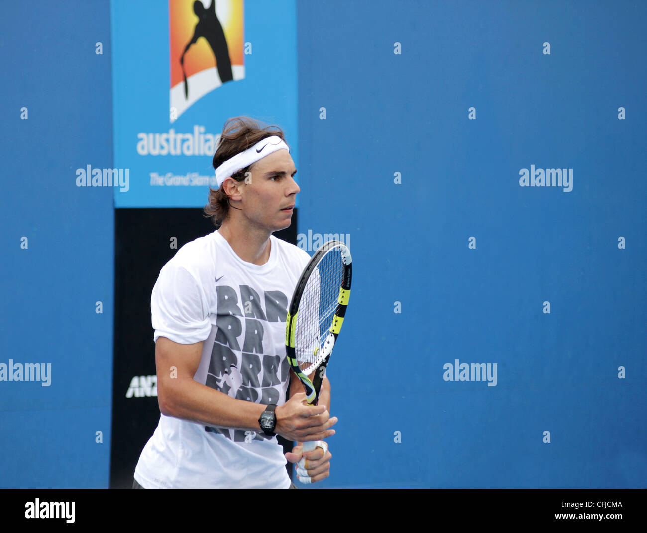 MELBOURNE, AUSTRALIE - janvier 21, 2012 : numéro 2 mondial ATP Rafael Nadal  joueur de tennis hits sur une pratique cour Janvier 21, 2012 Photo Stock -  Alamy